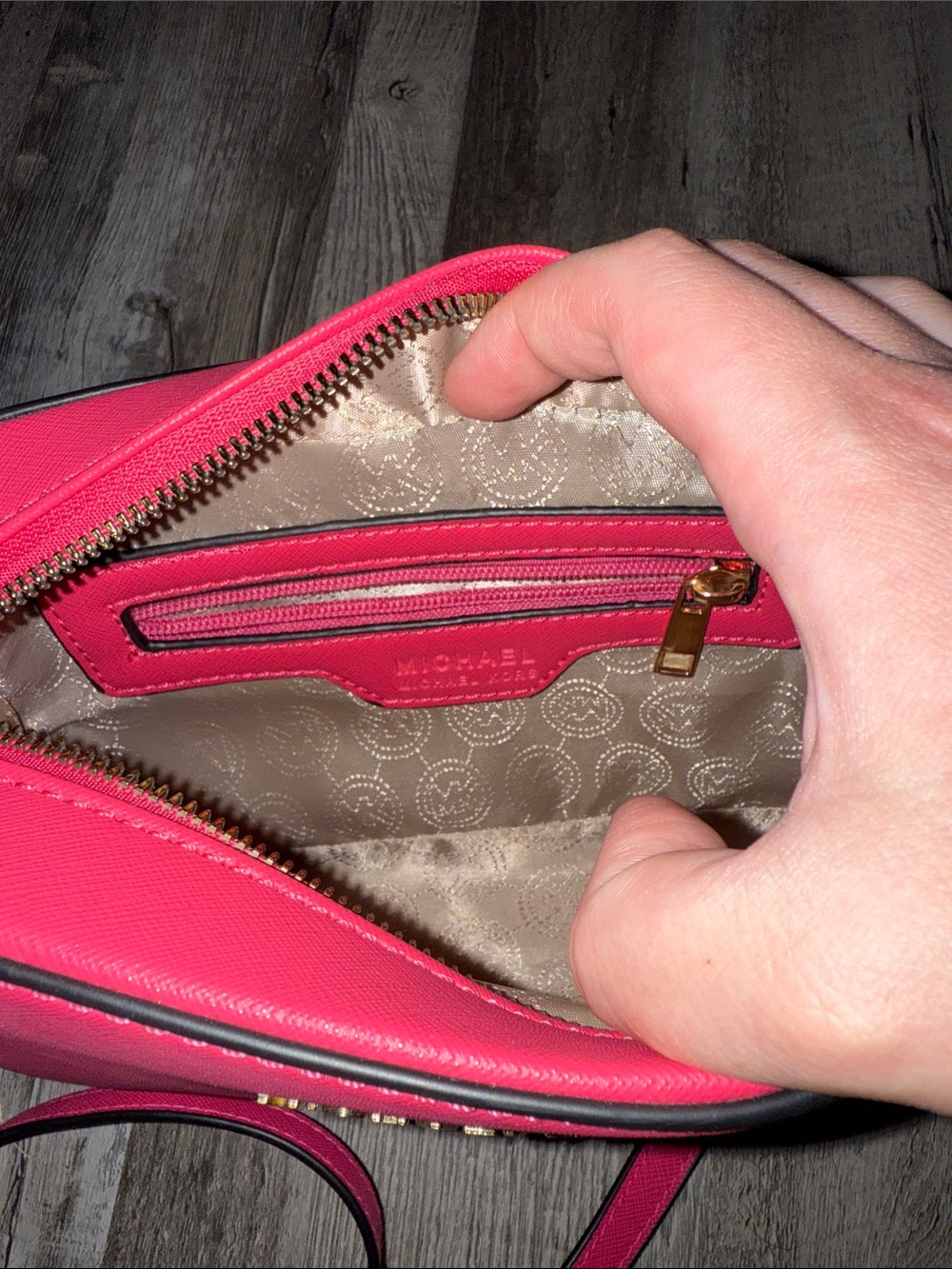 Michael Kors Fuchsia Jet Set Saffiano Crossbody with Gold Hardware - Picture 4 of 8